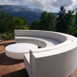 Weiße Silbertex-Sofa-Kurve Vela Vondom mit Couchtisch gesetzt