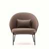 Sillón de piel sintética marrón con patas de metal negro by Amy VeryForma